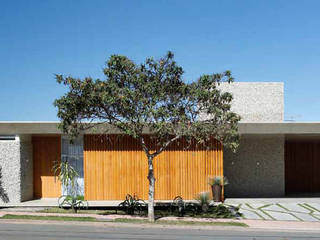 Residência R&CH, Skylab Arquitetos Skylab Arquitetos Casas minimalistas Madeira maciça Multi colorido