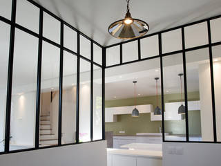 Rénovation maison 120m² à St. Maur Des Fossés (94), Yeme + Saunier Yeme + Saunier industrial style corridor, hallway & stairs.
