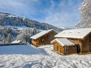 Chalet de Claude: un chalet de luxe, mais distinctif avec un intérieur en rouge et noir, shep&kyles design shep&kyles design カントリーな 家