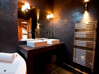 Chalet de Claude: un chalet de luxe, mais distinctif avec un intérieur en rouge et noir, shep&kyles design shep&kyles design حمام