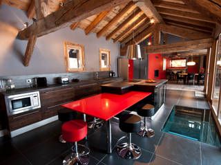 Chalet de Claude: un chalet de luxe, mais distinctif avec un intérieur en rouge et noir, shep&kyles design shep&kyles design Cocinas de estilo rural