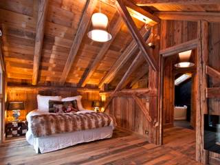 Chalet de Claude: un chalet de luxe, mais distinctif avec un intérieur en rouge et noir, shep&kyles design shep&kyles design Country style bedroom