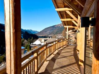 Chalet Les Chantéls: Un chalet neuf de luxe qui combine l'architecture traditionnelle savoyarde avec un intérieur contemporain, shep&kyles design shep&kyles design Balcones y terrazas rurales