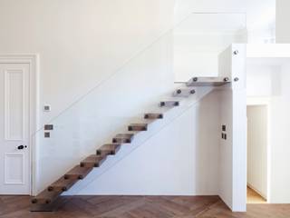 MISTRAL - Holzrtreppe mit Glasgeländer, Siller Treppen/Stairs/Scale Siller Treppen/Stairs/Scale Schody Drewno O efekcie drewna