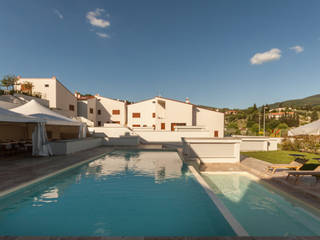 Pavimentazioni esterne in travertino per Resort in Toscana, Pietre di Rapolano Pietre di Rapolano Piscinas de estilo moderno Piedra