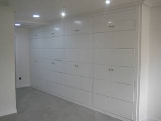 ARMARIO VESTIDOR DE PUERTAS LACADAS DETALLE DE ALUMINIO, CARPINTERIA JANO S.L. CARPINTERIA JANO S.L. Closets modernos