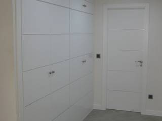 ARMARIO VESTIDOR DE PUERTAS LACADAS DETALLE DE ALUMINIO, CARPINTERIA JANO S.L. CARPINTERIA JANO S.L. Vestidores y placares modernos