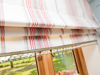 Ivory, taupe and coral red striped Roman blinds with ball fringe Design by Deborah Ltd Cocinas rurales Accesorios y textiles