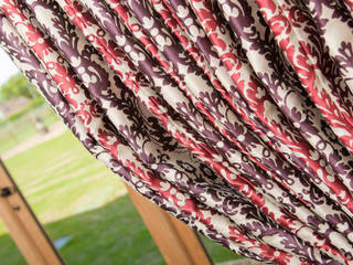 Fabulous red and purple, luxury full length curtains Design by Deborah Ltd Salones rurales Accesorios y decoración