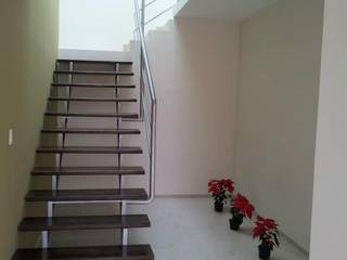 Casa Bernabé, Constructora e Inmobiliaria Catarsis Constructora e Inmobiliaria Catarsis Minimalist corridor, hallway & stairs