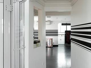 Triplex Moema, STUDIO CAMILA VALENTINI STUDIO CAMILA VALENTINI Modern corridor, hallway & stairs