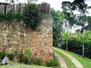 Muro de arrimo com pedra e paisagismo com dormentes, Bizzarri Pedras Bizzarri Pedras Rustikale Pools
