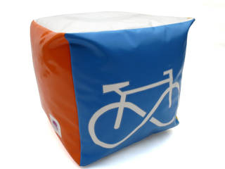 LoveBike Pouf, ComunicareinEco Studio-LAB ComunicareinEco Studio-LAB Salas de estar industriais