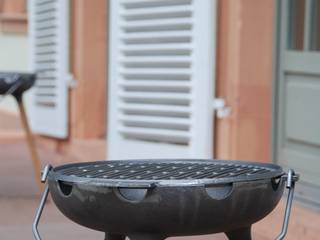 YRON - der BBQ Grill für deinen Garten, Balkon oder deine Terrasse. Auch als Feuerschale nutzbar. Gusseisen und Eichenholz., fp.formgebung fp.formgebung สวน