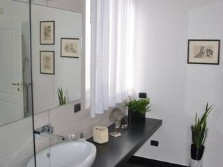 restyling - stanza da bagno, barbarapenninoarchitetto barbarapenninoarchitetto Minimalistische Badezimmer