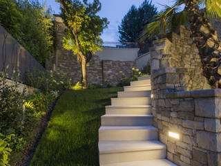 Illuminazione residenziale sul Lago di Garda, PLATEK PLATEK Mediterranean style garden