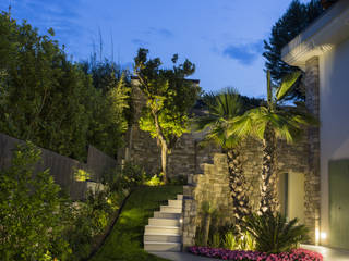 Illuminazione residenziale sul Lago di Garda, PLATEK PLATEK Mediterranean style garden