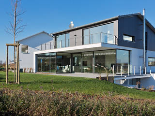 Großzügig und lichtdurchflutet: modernes Einfamilienhaus, m67 architekten m67 architekten モダンな 家