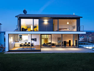 Großzügig und lichtdurchflutet: modernes Einfamilienhaus, m67 architekten m67 architekten モダンな 家