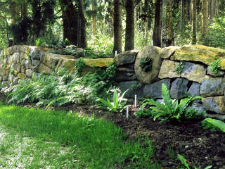 Bepflanzte Natursteinmauer, Staudengärtnerei Gaissmayer Staudengärtnerei Gaissmayer Country style garden