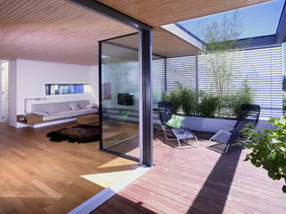 Wohnhaus M67, m67 architekten m67 architekten モダンデザインの テラス