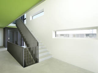 Wohnanlage H25-27, m67 architekten m67 architekten モダンスタイルの 玄関&廊下&階段