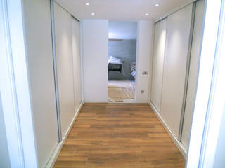 Vestidor a medida con Puertas Correderas Bajo Escalera, Fusteriamanel.com Fusteriamanel.com Moderne Ankleidezimmer