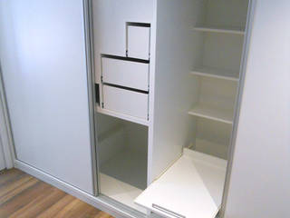 Vestidor a medida con Puertas Correderas Bajo Escalera, Fusteriamanel.com Fusteriamanel.com Nowoczesna garderoba