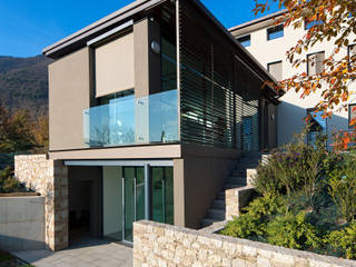 Tommy House , SARA DALLA SERRA ARCHITETTO SARA DALLA SERRA ARCHITETTO Balcones y terrazas de estilo rural