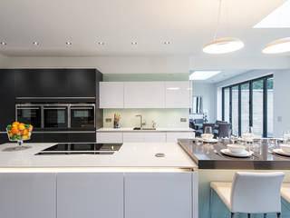 Urban Style Kitchen - White handle-less kitchen with satin black glass units, Urban Myth Urban Myth آشپزخانه