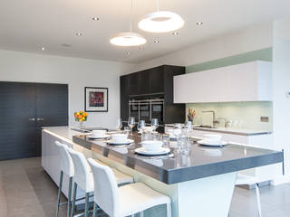 Urban Style Kitchen - White handle-less kitchen with satin black glass units, Urban Myth Urban Myth آشپزخانه