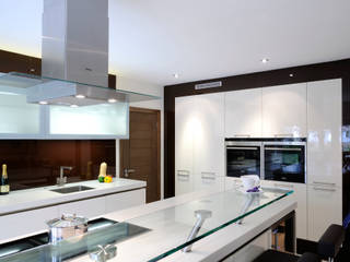 Urban Style Magnolia handle-less kitchen with brown glass, Urban Myth Urban Myth آشپزخانه