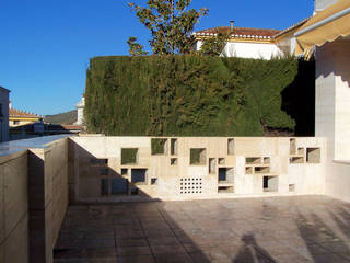 Diseño, MarbleGrana MarbleGrana Classic style balcony, veranda & terrace