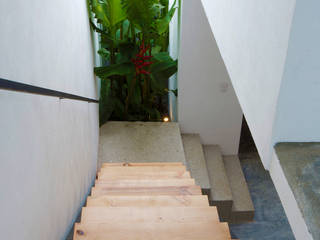 CASA XOCHIMILCO _ II, rOOtstudio rOOtstudio Modern corridor, hallway & stairs