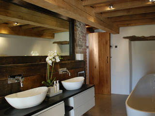 Maer Barn, Bude, Cornwall homify Modern bathroom