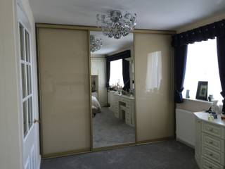 Grey-Beige Zebrano walk-in wardrobe with gold frame sliding doors, Sliding Wardrobes World Ltd Sliding Wardrobes World Ltd DormitoriosClósets y cómodas