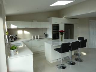 High gloss white with Silestone Blanco Norte worktops, Zara Kitchen Design Zara Kitchen Design Moderne Küchen