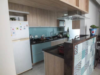 Apartamento de família jovem, Arketing Identidade e Ambiente Arketing Identidade e Ambiente Classic style kitchen