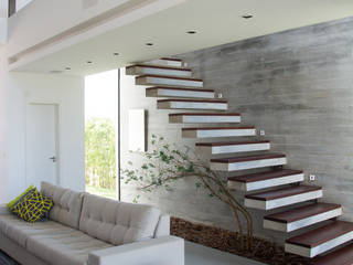 CASA VENTURA M22, SBARDELOTTO ARQUITETURA SBARDELOTTO ARQUITETURA Modern corridor, hallway & stairs