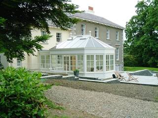 Hardwood Conservatory Hampton Windows クラシカルスタイルの 温室