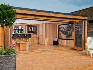 Bespoke garden cinema room with a bar: Garden buildings and summer houses, Crown Pavilions Crown Pavilions Garajes modernos