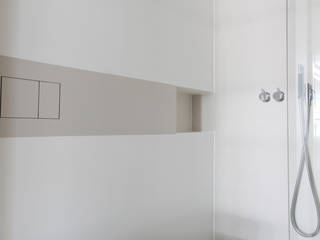 Kleine badkamer ensuite - Amsterdam, Studio Doccia Studio Doccia Minimalistische badkamers Armatuur,Rechthoek,Plafond,Hout,Deur,Vloeren,Gebouw,Gips,huis,Kamer