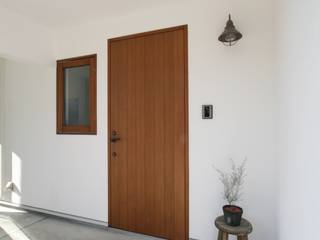 真っ白漆喰塗の家, KanonStylehome! 野末建築 KanonStylehome! 野末建築 Portas e janelas ecléticas