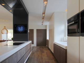 Woonhuis in Groenlo, Leonardus interieurarchitect Leonardus interieurarchitect Modern kitchen