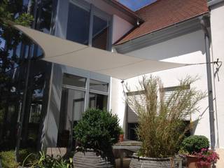 Sonnensegel - Sonnenschutz der Extraklasse, derraumhoch3 derraumhoch3 Modern balcony, veranda & terrace