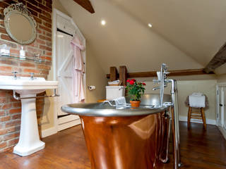 The Old Post Office , A1 Lofts and Extensions A1 Lofts and Extensions Country style bathroom Bathtubs & showers
