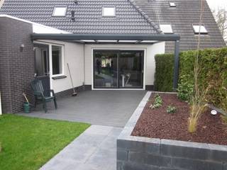 renovatie achtertuin, Van Dijk Tuinen Groningen Van Dijk Tuinen Groningen Balcone, Veranda & Terrazza in stile moderno