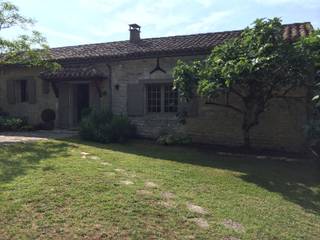 CAMPAGNE CHIC MAISON DE FAMILLE, INSIDE-DECO-TENDANCE INSIDE-DECO-TENDANCE Country style garden