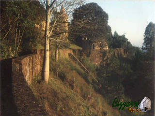 Muro de arrimo de pedra no castelo, Bizzarri Pedras Bizzarri Pedras Rustikale Häuser