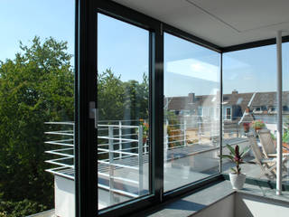 Dachgeschosswohnung Köln , Corneille Uedingslohmann Architekten Corneille Uedingslohmann Architekten Moderner Balkon, Veranda & Terrasse